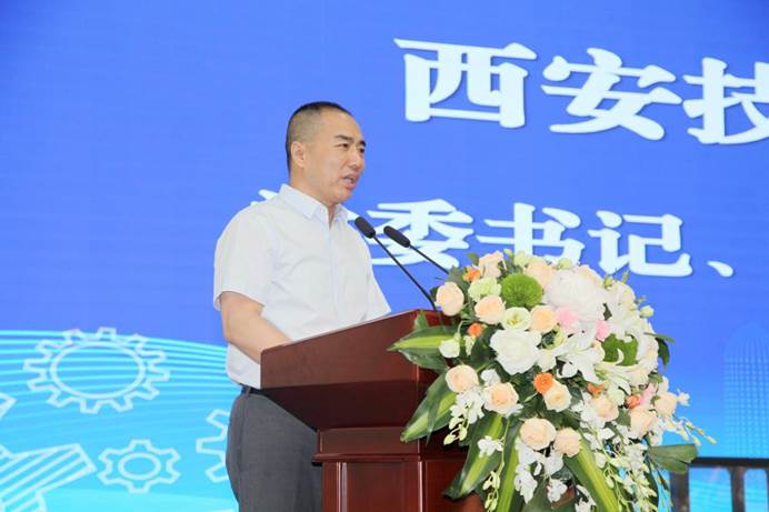 西安技師學院黨委書記、院長馮小平