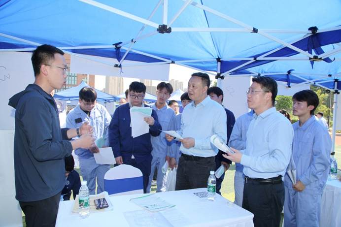 西安市人力資源和社會保障局副局長趙偉,中國西電集團有限公司黨委副書記、董事孫鵬向用人單位人力資源負責人了解企業(yè)情況